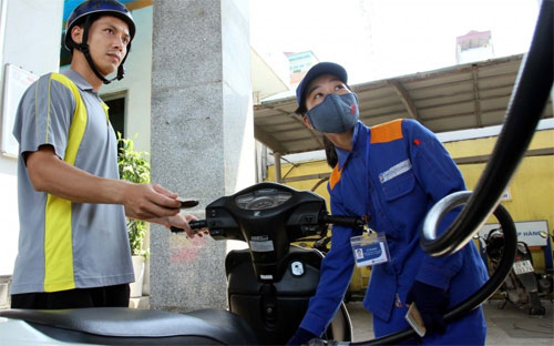 Đây là lần thứ ba liên tiếp giá xăng bán lẻ được điều chỉnh giảm sau khi tăng liên tiếp 6 lần trước đó. 