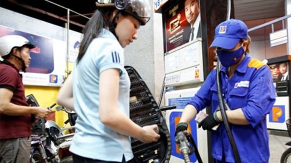 Giảm hơn 700 đồng, giá xăng còn khoảng 14.700 đồng/lít