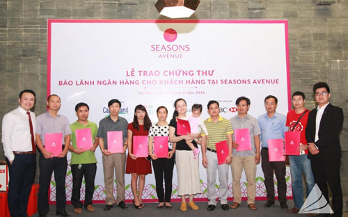Khách hàng dự án Seasons Avenue nhận chứng thư bảo lãnh ngân hàng.<br>