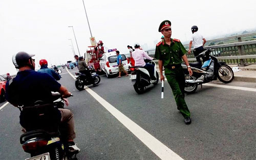 Hiện trường vụ việc một tài xế hãng taxi tử vong bất thường trên cầu Nhật Tân, dẫn tới câu chuyện xô xát giữa công an và phóng viên sau đó - Ảnh: VTC.<br>