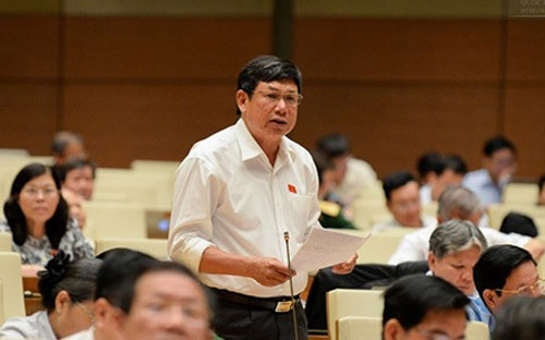 Đại biểu Lê Nam (Thanh Hóa) đã từng lên tiếng phê tình trạng chi tiêu công lãng phí, trong đó có việc xây những công trình công cộng hoành tráng, tốn kém.