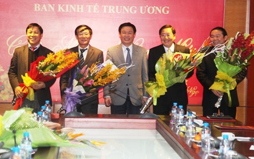 Lễ trao quyết định của Bộ Chính trị về việc bổ nhiệm hai phó trưởng ban Kinh tế Trung ương chuyên trách và ba phó trưởng ban Kinh tế Trung ương kiêm nhiệm. <br>