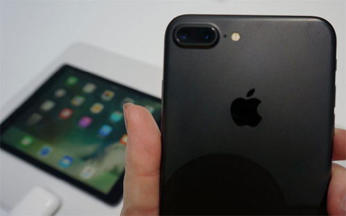 Dù trong những năm gần đây, Apple đã tung ra nhiều sản phẩm mới, tuy nhiên iPhone vẫn góp phần cực kỳ quan trọng trong doanh thu và lợi nhuận của hãng.