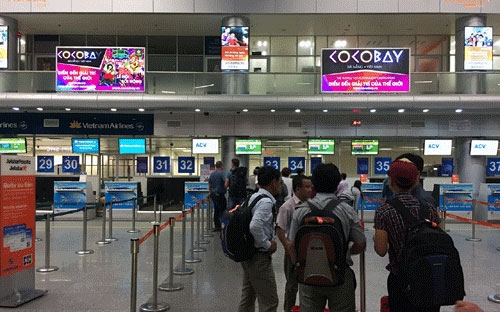 Một góc khu check-in tại sân bay Đà Nẵng với tấm pano quảng cáo Cocobay.