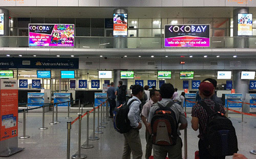Một góc khu check-in tại sân bay Đà Nẵng với tấm pano quảng cáo Cocobay.