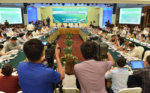 Hội thảo nông nghiệp an toàn: “Giải pháp thúc đẩy trách nhiệm thực thi trong chuỗi giá trị nông nghiệp” do Ban Kinh tế Trung ương, Bộ Nông nghiệp và Phát triển Nông thôn và Thời báo Kinh tế Việt Nam tổ chức sáng 15/7 tại Hà Nội.<b><br></b>