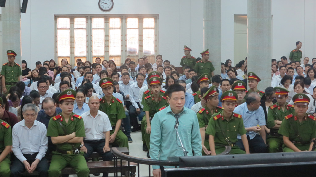 Hà Văn Thắm trước Tòa - Ảnh: Thanh Niên.<b><br></b>
