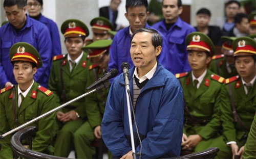 Bị cáo Dương Chí Dũng trước vành móng ngựa - Ảnh: Doãn Tấn.