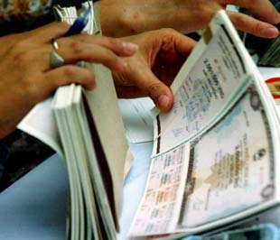 Trong năm 2008, SGB được phát hành 1.000 tỷ đồng trái phiếu chuyển đổi và Viet A Bank được phát hành 400 tỷ đồng trái phiếu chuyển đổi.