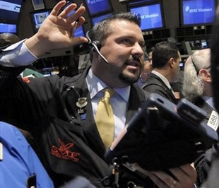 Các chỉ số chứng khoán Mỹ kết thúc ngày giao dịch đều tăng điểm - dù trước đó được dự báo sẽ sụt giảm mạnh sau quyết định của Thượng viện, riêng chỉ số Nasdaq có sự bứt phá so với hai chỉ số Dow Jones và S&P 500 - Ảnh: AP. 