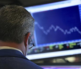 Chứng khoán Mỹ tiếp tục có thêm phiên giao dịch hoảng loạn khi chỉ số Dow Jones và S&P 500 có ngày giảm điểm mạnh nhất kể từ tháng 10/1987 - Ảnh: Reuters.
