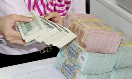 Giới quan sát nói gì về tăng tỷ giá, hạ lãi suất?