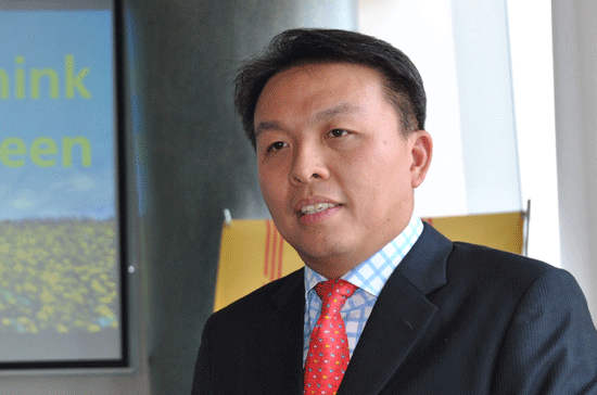 Ông Christopher Ong, Tổng giám đốc Công ty TNHH Chuyển phát nhanh DHL – VNPT giới thiệu về quy trình quản lý khí thải carbon của DHL.