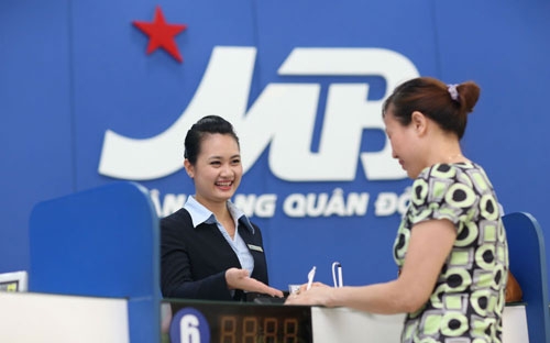 Khách hàng giao dịch tại MB.