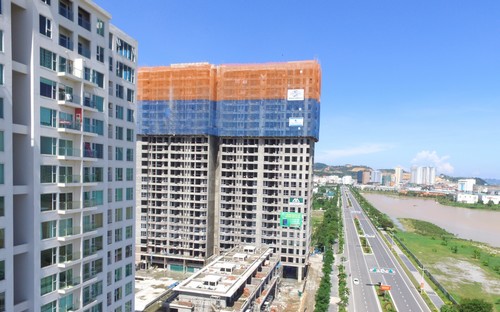 Hometel Green Bay Premium đã được cất nóc, đang triển khai hoàn thiện để đi vào hoạt động vào cuối năm 2017.