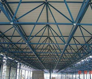 Dàn không gian lợp tôn mát.