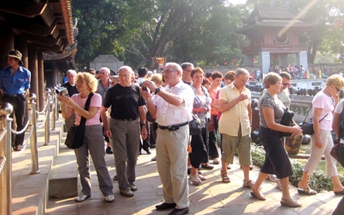 Ngành du lịch đã xác định các thị trường khách có khả năng tăng trưởng 
mạnh gồm các thị trường có chung đường biên giới với Việt Nam như Trung 
Quốc, Lào, Campuchia.