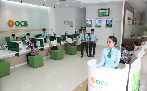 Khách hàng giao dịch tại OCB.<br>
