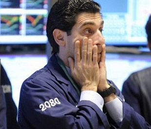 Các chỉ số chứng khoán đã không giảm quá mạnh vì việc bán tháo cổ phiếu chỉ tập trung nhiều vào khối tài chính - Ảnh: AP.