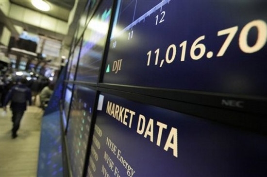 Chỉ số Dow Jones dù chỉ có 13/30 cổ phiếu tăng điểm nhưng sắc xanh vẫn hiện diện trên bảng điện tử, dù biên độ tăng là không đáng kể - Ảnh: Reuters.