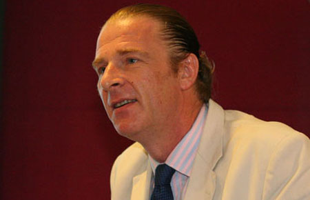 Ông Dominic Scriven: "Theo tôi, nếu chúng ta ổn định kinh tế vĩ mô và thực hiện tốt các chính sách tái cấu trúc thị trường chứng khoán thì niềm tin sẽ trở lại. Khi thị trường tạo được lòng tin với nhà đầu tư, họ sẽ quay lại".