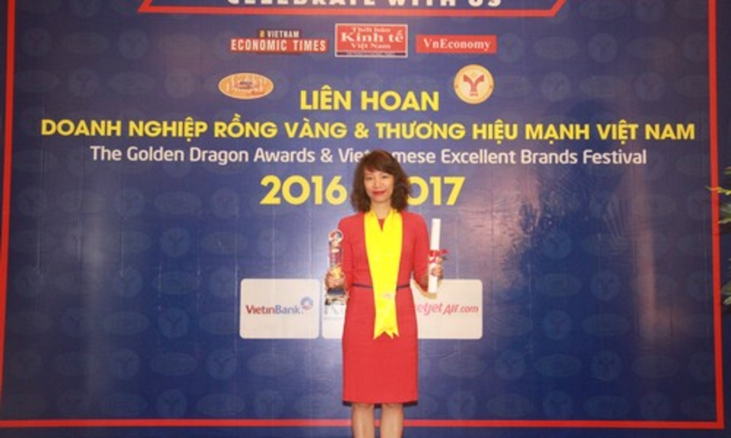 Bà Nguyễn Thị Anh Thơ, Giám đốc dịch vụ Tư vấn Quản trị Rủi ro, đại diện Deloitte Việt Nam nhận nhận danh hiệu Rồng Vàng.