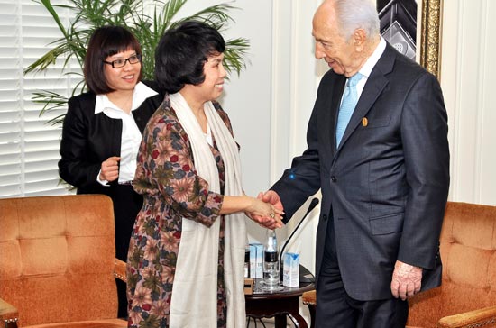 Bà Thái Hương, Tổng giám đốc Ngân hàng Bắc Á, gặp gỡ Tổng thống Israel Shimon Peres.