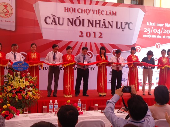  Hầu hết các bạn sinh viên đến với hội chợ đều là sinh viên năm 3 năm 4 khối ngành tài chính - ngân hàng.