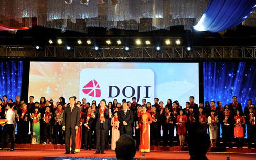 Ông Nguyễn Thanh Quang - Đại diện Tập đoàn DOJI nhận giải thưởng Top 15 Thương hiệu mạnh năm 2016.
