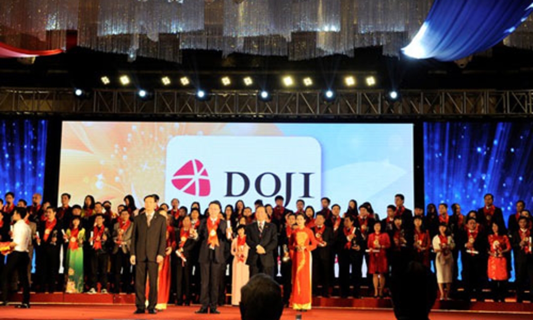 Ông Nguyễn Thanh Quang&nbsp;- Đại diện Tập đoàn DOJI nhận giải thưởng Top 15 Thương hiệu mạnh năm 2016.