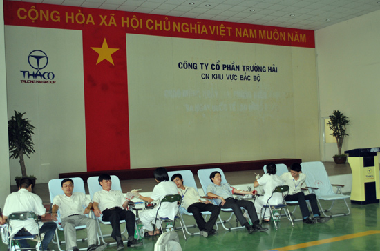 Cán bộ công nhân viên của Trường Hải Thaco tham gia hiến máu nhân đạo.