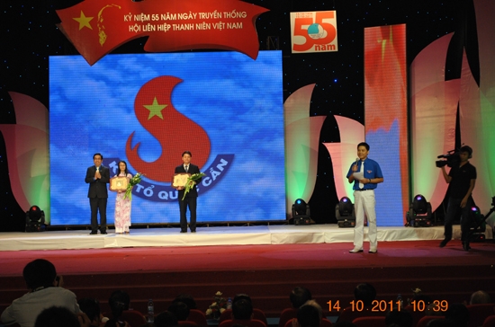 Ông Trần Bá Dương đón nhận giải thưởng "Khi Tổ quốc cần".