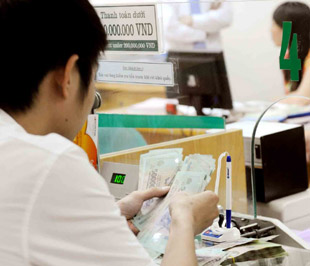 Nhiều doanh nghiệp thuộc diện được vay cũng phải “vác hồ sơ” đi đi, về về nhưng cũng chỉ có thể vay được vốn đủ... trả lương cho công nhân - Ảnh: Quang Liên.