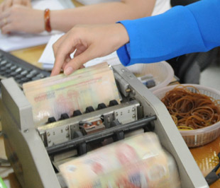 WB khuyến nghị Chính phủ nên tăng cường chất lượng của công tác giám sát ngân hàng, quản lý và theo dõi các luồng chu chuyển vốn quốc tế,... - Ảnh: Quang Liên.