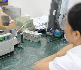 Theo các chuyên gia, nếu tiếp tục nới lỏng chính sách tiền tệ, tổng lượng tiền sẽ tăng thêm trong khi các yếu tố tiềm ẩn của lạm phát như chi phí đẩy, cầu kéo vẫn còn hiện hữu và sẽ kích hoạt lạm phát trở lại - Ảnh: Quang Liên.