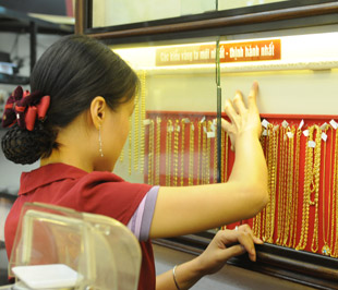 Theo giới chuyên gia, đang có một số yếu tố tích cực hỗ trợ cho giá vàng, chủ yếu là hoạt động đầu cơ - Ảnh: Quang Liên.