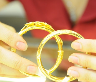 Trên thị trường diễn ra sự co kéo khá quyết liệt giữa hai xu hướng mua vào và bán ra. Tùy từng thời điểm mà một trong hai hoạt động này chiếm ưu thế - Ảnh: Quang Liên.