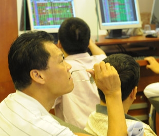 Có một niềm tin có thể dự tính là sự điều chỉnh sẽ khó sâu, kéo dài như từng diễn ra trong tháng 7, bởi các yếu tố kinh tế vĩ mô, kết quả kinh doanh của nhiều doanh nghiệp niêm yết… đã có những chuyển biến lạc quan - Ảnh: Quang Liên.