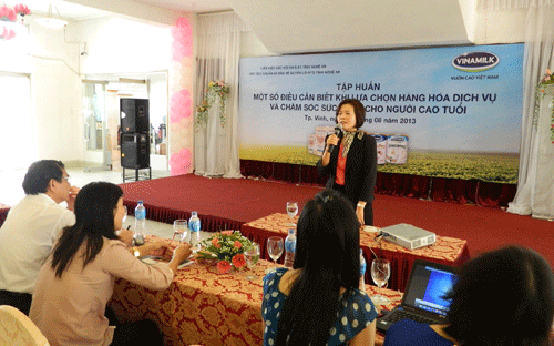 Bà Bùi Thị Hương, Giám đốc đối ngoại Vinamilk chia sẻ với người tiêu dùng tại Nghệ An.