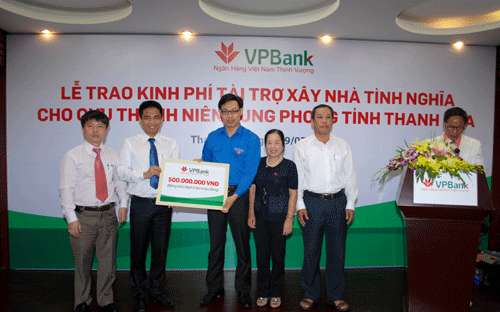 Đại diện lãnh đạo VPBank trao séc biểu trưng cho đại diện lãnh đạo Thanh niên xung phong tại Thanh Hóa.