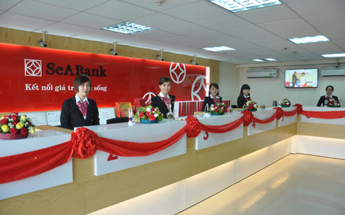 Khách hàng giao dịch tại SeABank.