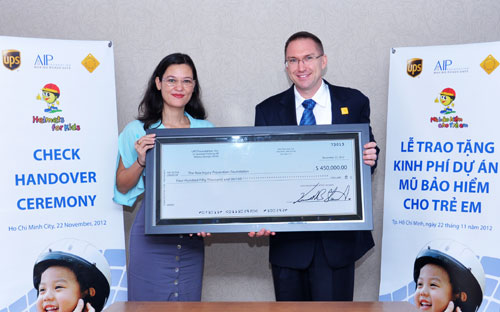 Tổng giám đốc UPS Việt Nam, ông Jeff McLean trao séc cho đại diện của Quỹ phòng chống thương vong Châu Á (AIP).