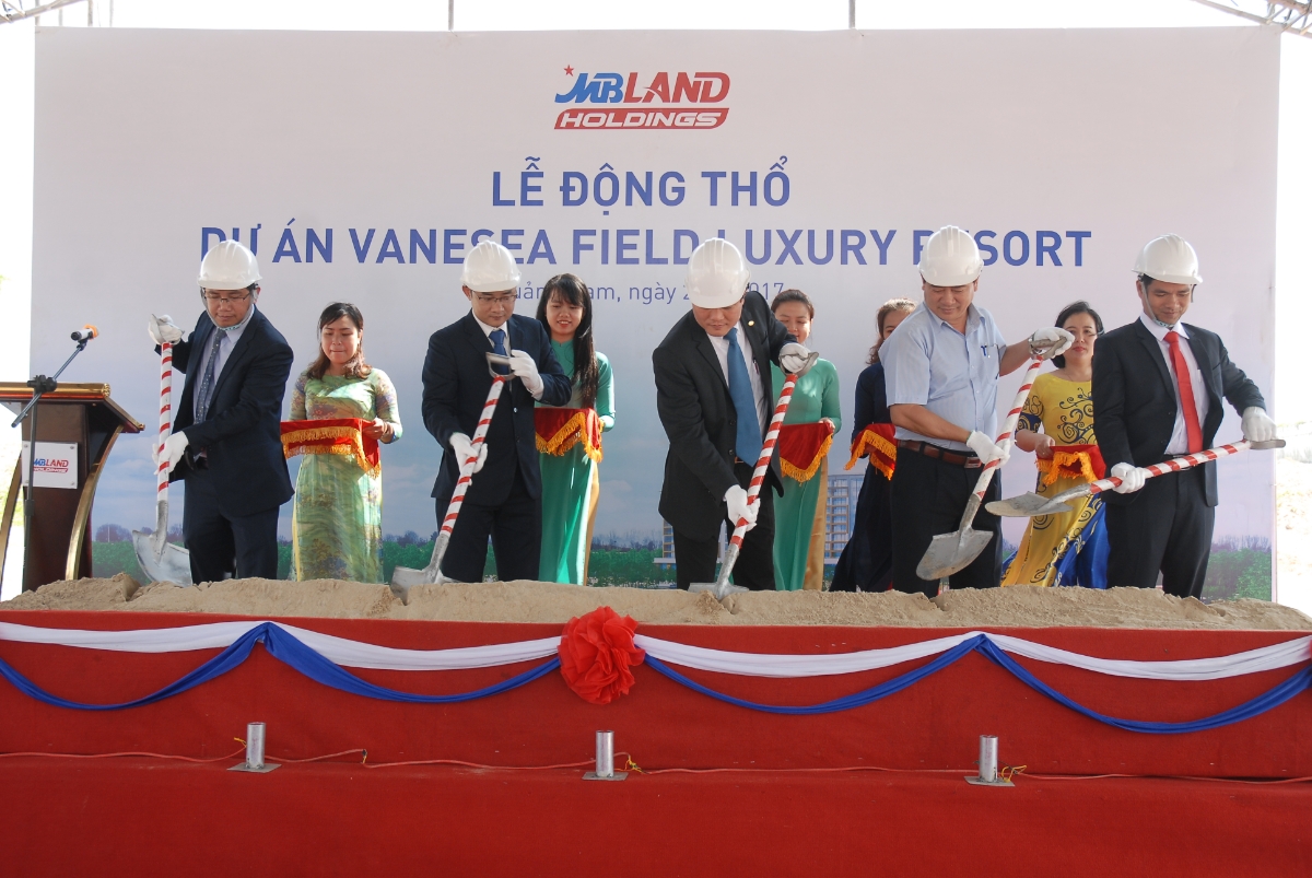 Đại diện chủ đầu tư làm lễ động thổ, khởi công dự án sáng 24/3.<br>