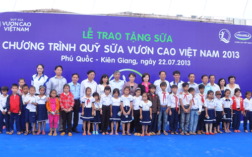 Quỹ sữa “Vươn cao Việt Nam” đến Phú Quốc 5