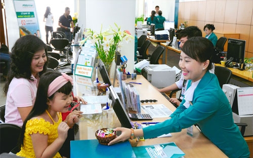 Khách hàng giao dịch tại ABBank.