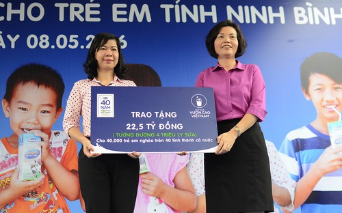 Năm 2016, Vinamilk và Quỹ sữa Vươn cao Việt Nam sẽ dành tặng một lượng sữa trị giá 22,5 tỷ đồng trao tặng cho 40.000 trẻ em nghèo tại 40 tỉnh thành khó khăn trên cả nước.<br>