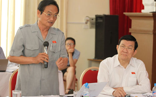 Chủ tịch nước ngồi cạnh TS. Trần Du Lịch, vị đại biểu trước khi góp ý cụ
 thể vào các điều còn có nhiều phương án tại dự thảo đã rất thẳng thắn 
“tự kiểm điểm” - Ảnh: N.H.<br>