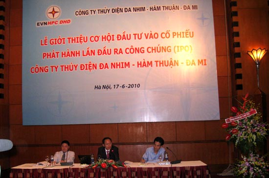 Lãnh đạo Công ty EVNHPC DHD đối thoại với nhà đầu tư tại buổi giới thiệu IPO ngày 17/6.