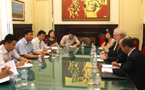 Cuộc làm việc giữa Bộ trưởng Đinh La Thăng và Đại sứ Mỹ David Shea.<br>