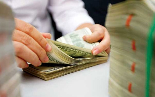 Hàng loạt vụ việc liên quan đến các cán bộ tín dụng, lãnh đạo chi nhánh,
 thậm chí là lãnh đạo cao cấp của một số ngân hàng ôm tiền bỏ trốn hay 
lấy tiền của ngân hàng hoặc chiếm đoạt tài sản của khách hàng để đầu tư 
vào bất động sản, chứng khoán, vàng... đã được phanh phui - Ảnh minh họa.<br>